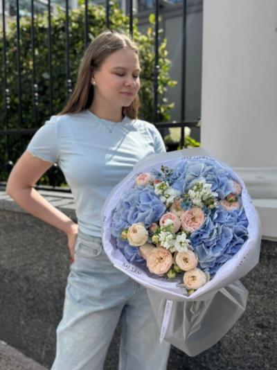 Букет с голубой гортензией, кустовой розой и маттиолой Букет с голубой гортензией, кустовой розой и маттиолой