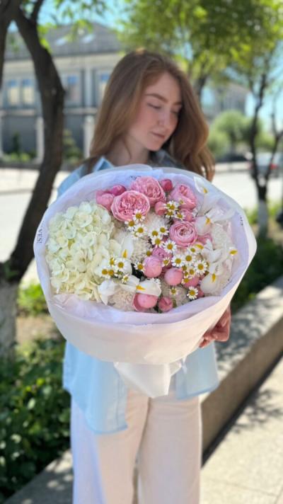 Составной букет с гортензией, кустовой розой, нежными ирисами и солнечной ромашкой