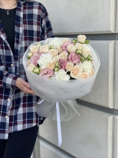 Букет с розами, эустомой и диантусами Букет с розами, эустомой и диантусами