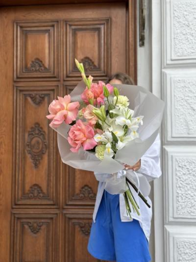 Раскидистый букет с розами, лилиями, ирисами и гладиолусом Раскидистый букет с розами, лилиями, ирисами и гладиолусом