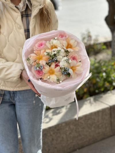 Составной букет с тюльпанами, розами, маттиолой и незабудками Составной букет с тюльпанами, розами, маттиолой и незабудками
