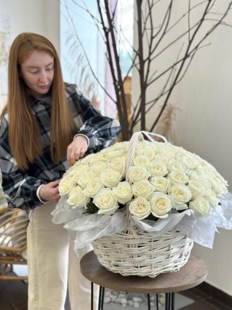 Шикарная корзинка из 101 белой розы