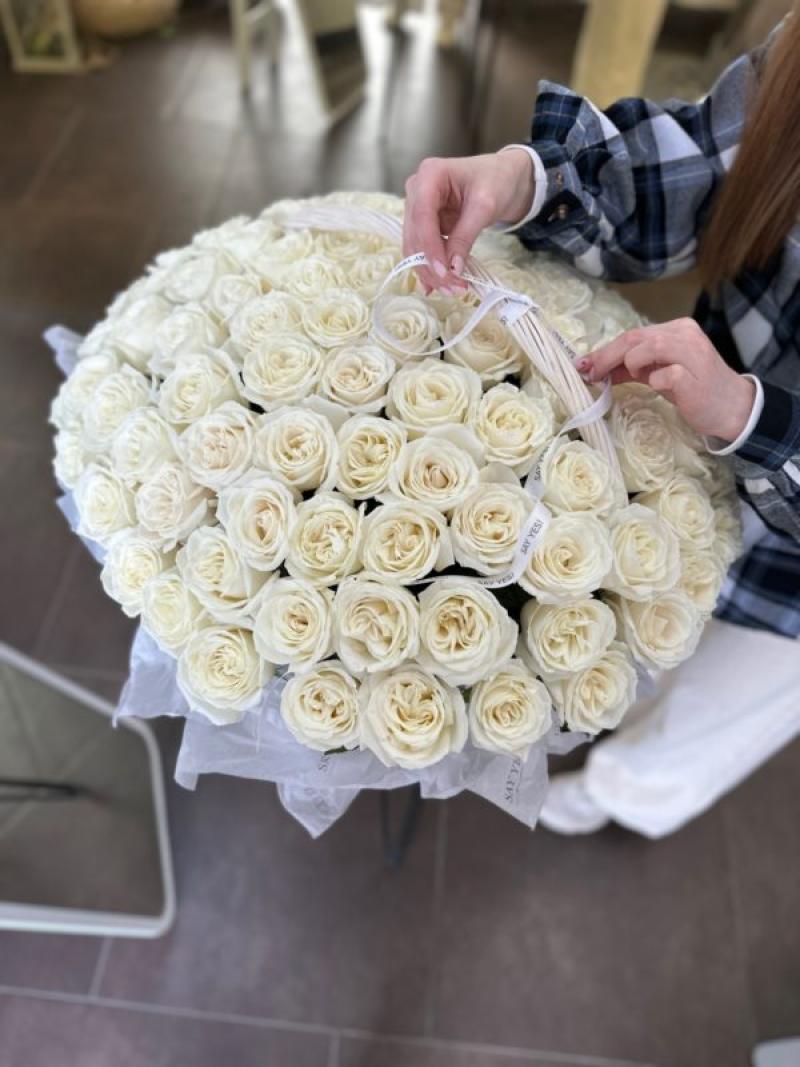 Шикарная корзинка из 101 белой розы