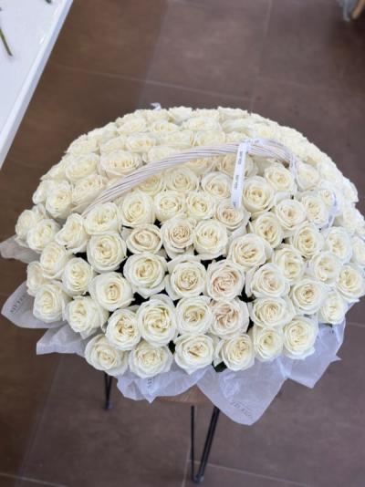 Шикарная корзинка из 101 белой розы Шикарная корзинка из 101 белой розы