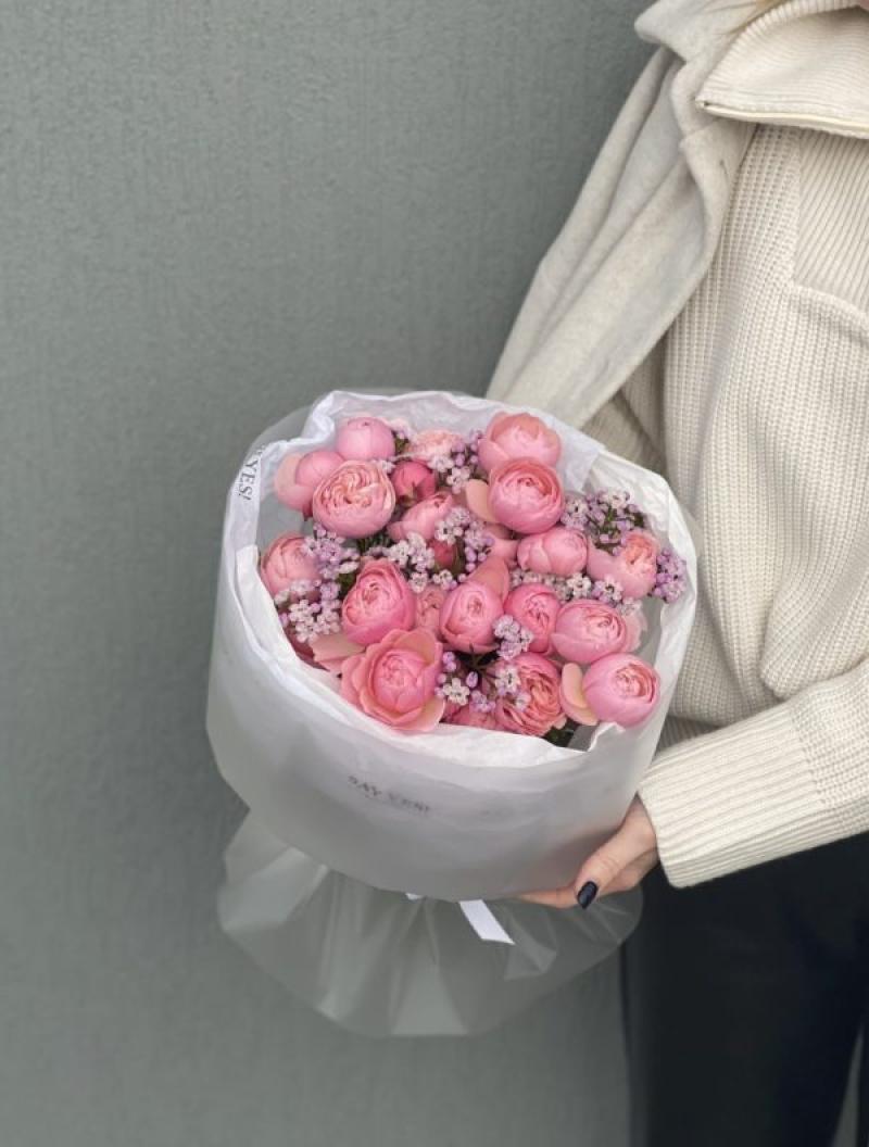 Сочетание яркой кустовой розы с ароматным ваксом