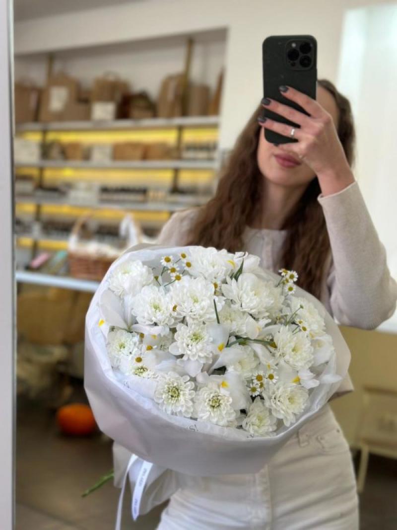 Белоснежный букет с ирисами и ромашкой