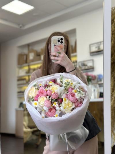 Букет из кустовых роз с акцентными ирисами и маттиолой Букет из кустовых роз с акцентными ирисами и маттиолой