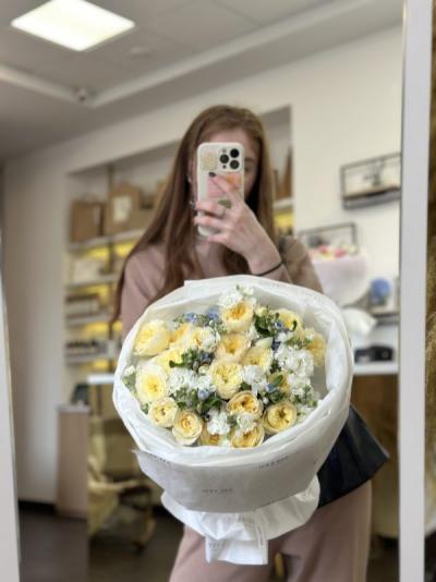 Сочетание кремовой кустовой розы с незабудками и маттиолой