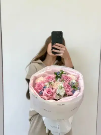 Букет с розой, незабудкой и маттиолой Букет с розой, незабудкой и маттиолой