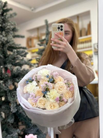 Составной акварельный букет с незабудками, душистой маттиолой и кустовыми розами