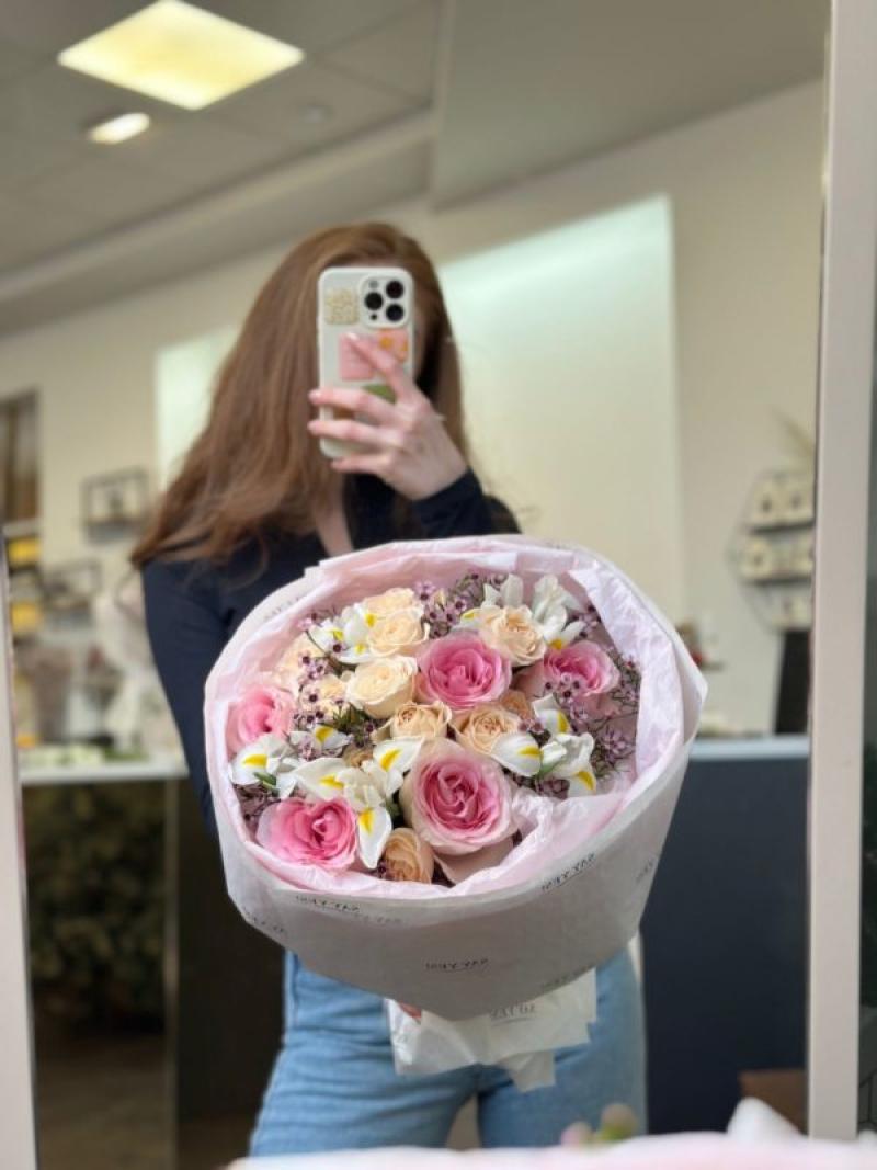 Нежный букет с ирисами и одноголовыми розами