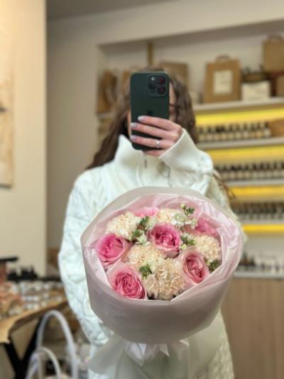 Букет с одноголовыми розами и маттиолой Букет с одноголовыми розами и маттиолой