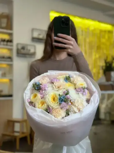 Составной букет с кустовыми пионовидными розами, душистой маттиолой и незабудками Составной букет с кустовыми пионовидными розами, душистой маттиолой и незабудками