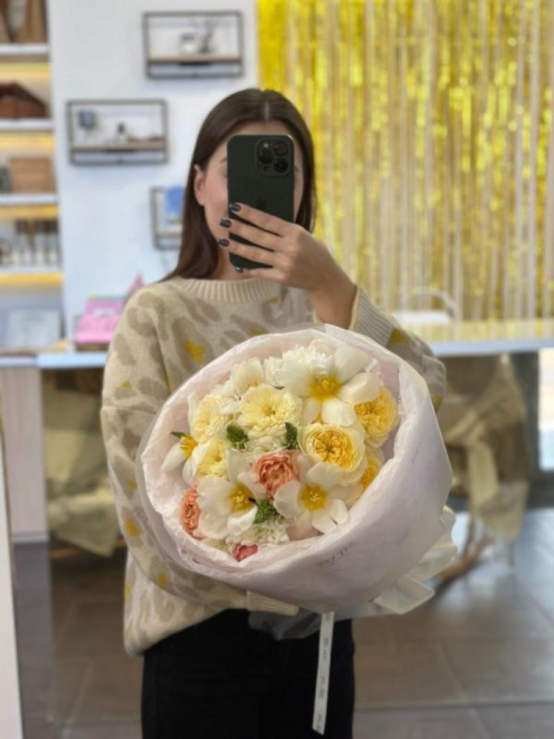 Букет в нежных оттенках с кустовыми розами и тюльпанами