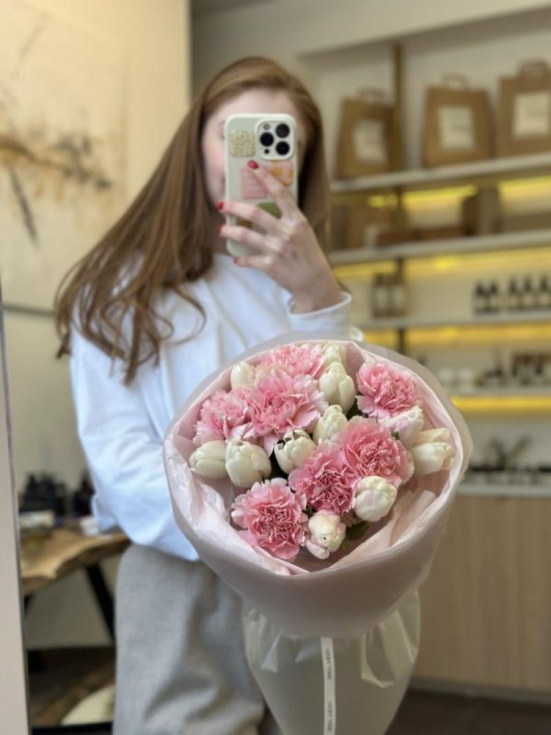 Букет тюльпанов и нежных диантусов