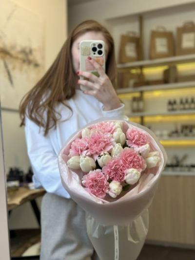 Букет тюльпанов и нежных диантусов Букет тюльпанов и нежных диантусов