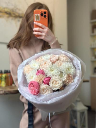 Нежный букет с кустовой розой, диантусами и хризантемой Нежный букет с кустовой розой, диантусами и хризантемой