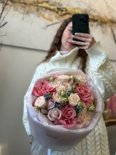 Составной букет из кустовых роз, роз ВАУ и акцентными незабудками Составной букет из кустовых роз, роз ВАУ и акцентными незабудками