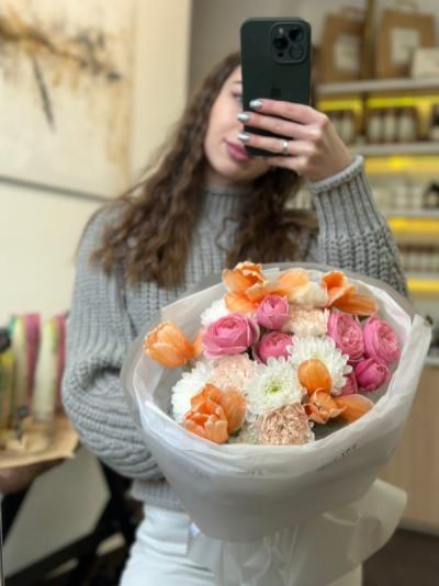 Составной букет с яркими тюльпанами и кустовой розой Составной букет с яркими тюльпанами и кустовой розой