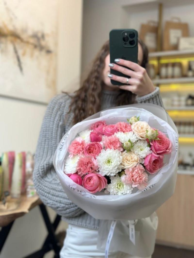 Букет в розовых оттенках с розами и диантусами