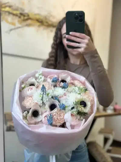 Нежный весенний букет с анемонами и ранункулюсами Нежный весенний букет с анемонами и ранункулюсами