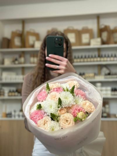 Составной букет с кустовыми сливочными розами и орнитогалумом Составной букет с кустовыми сливочными розами и орнитогалумом