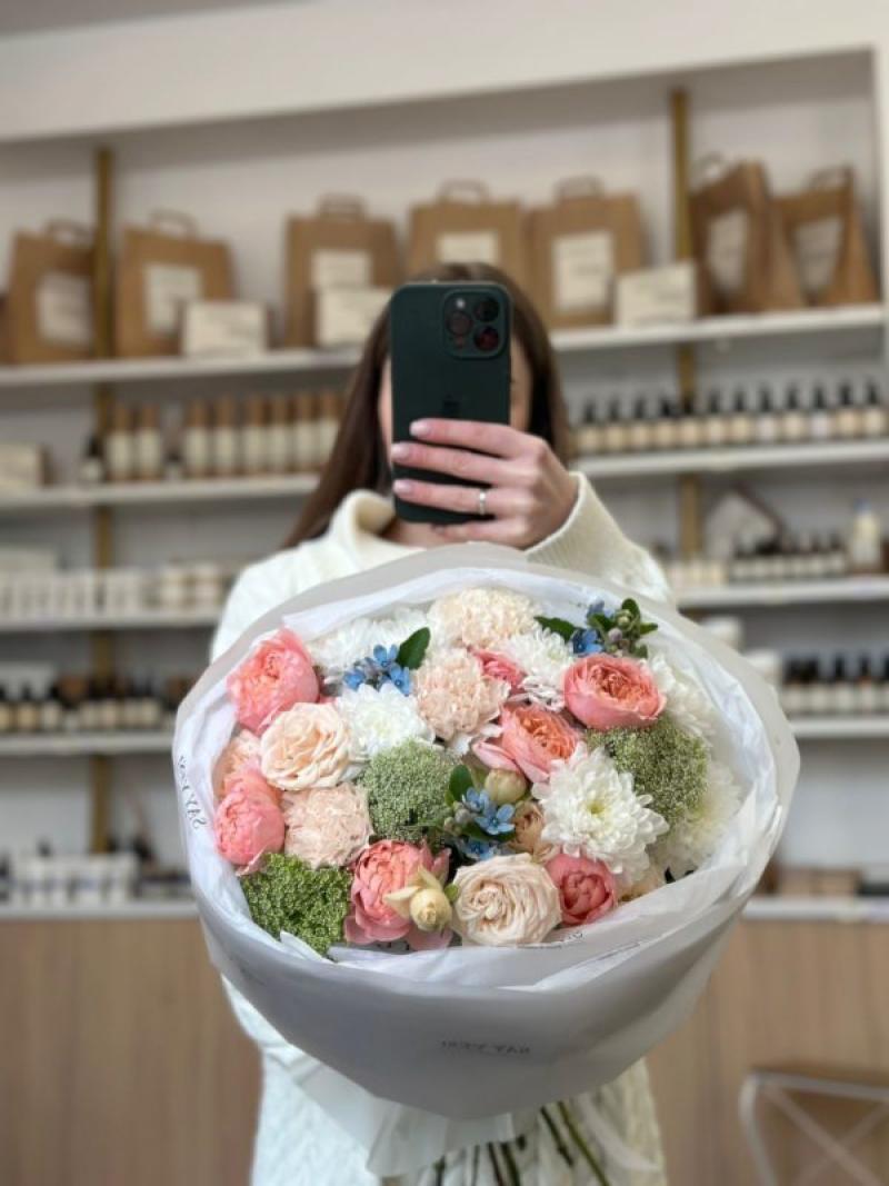 Букет с незабудками и кустовыми розами