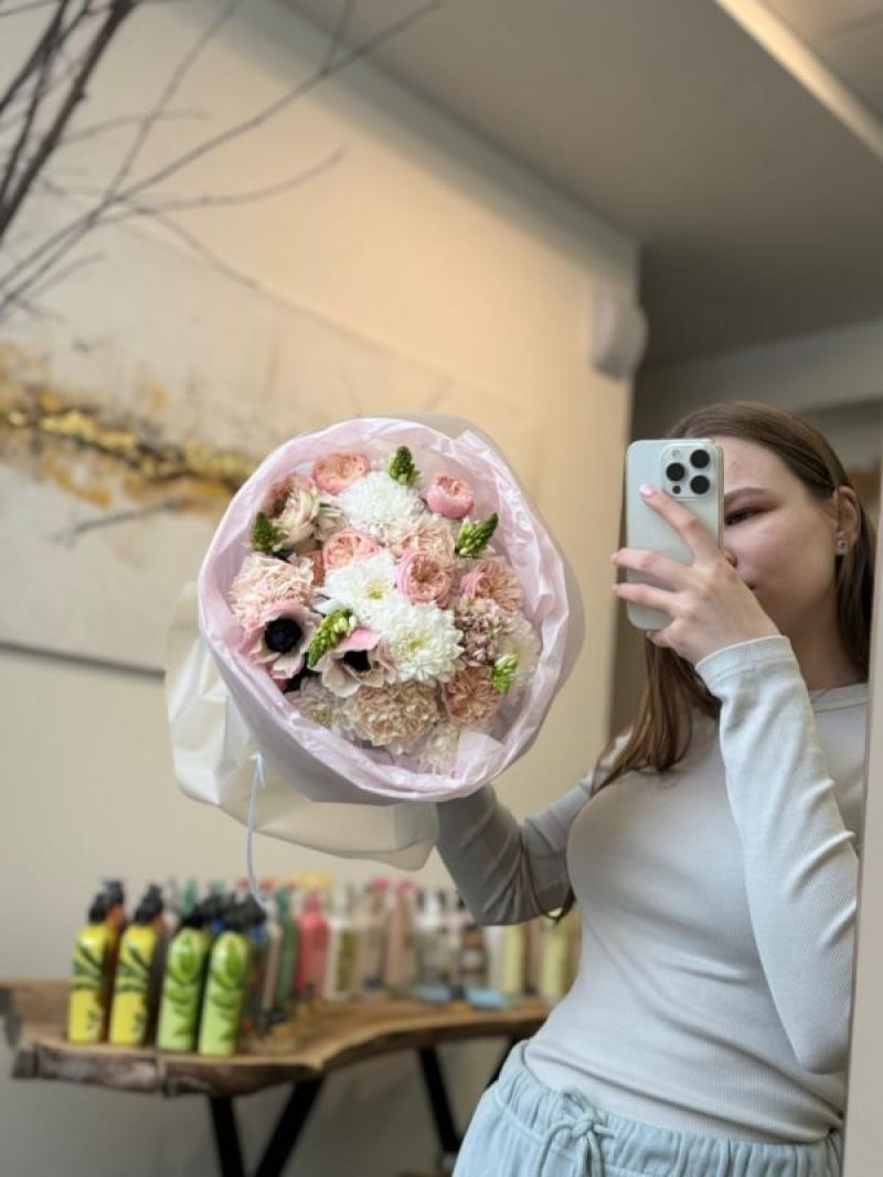 Букет с анемонами и нежными диантусами в оттенке брют