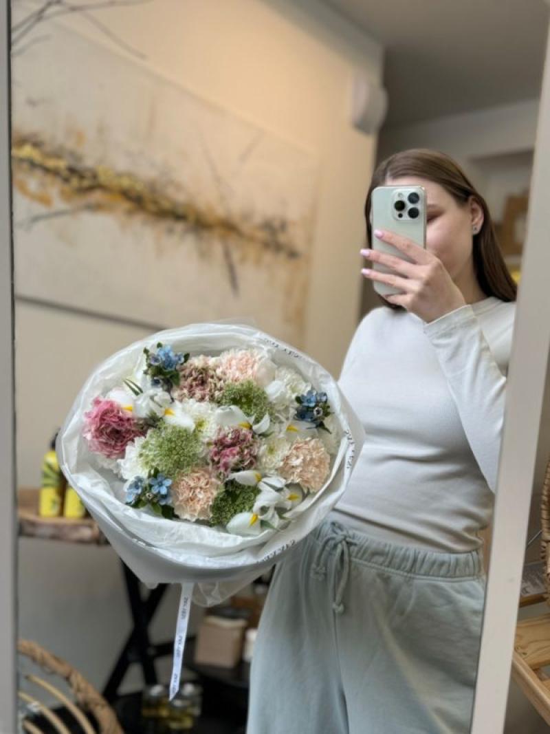 Букет с незабудками и зелеными акцентами