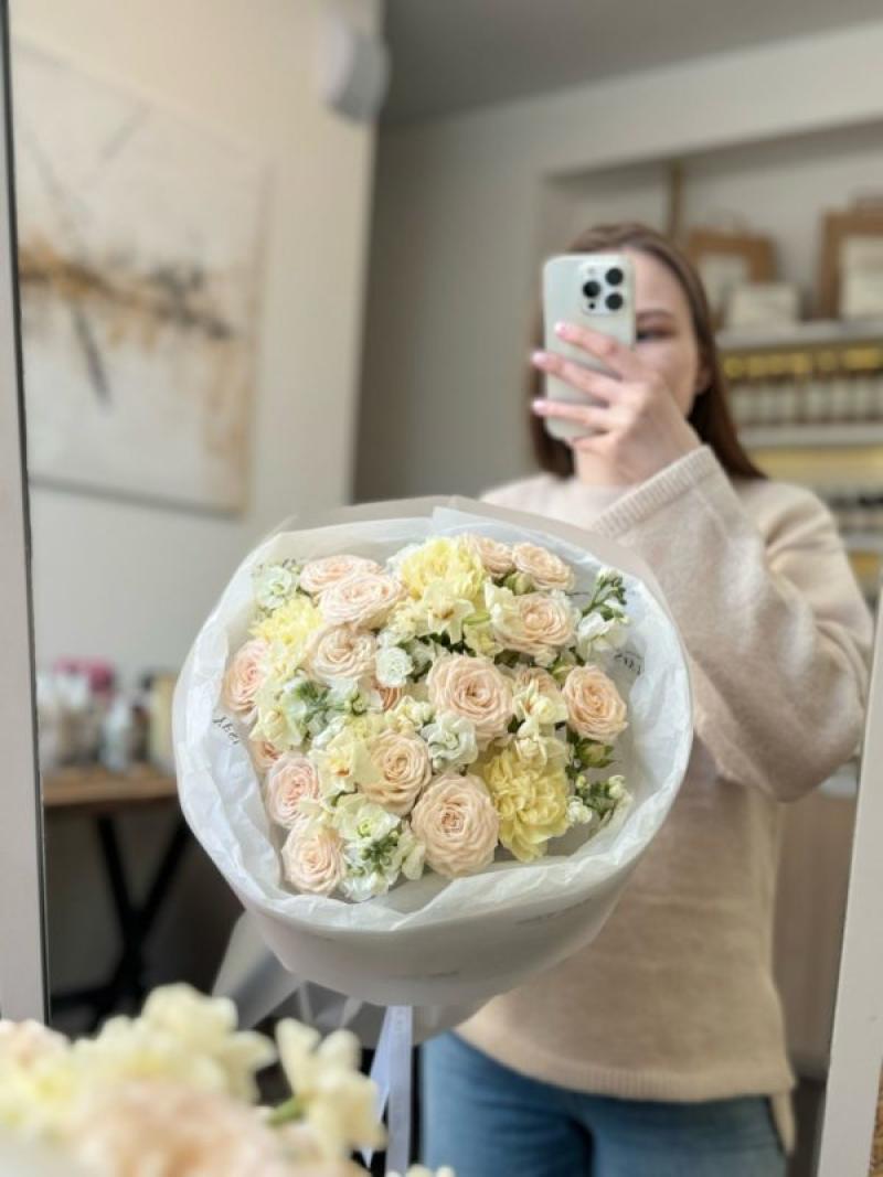 Нежный букет с ароматной маттиолой и желтыми диантусами