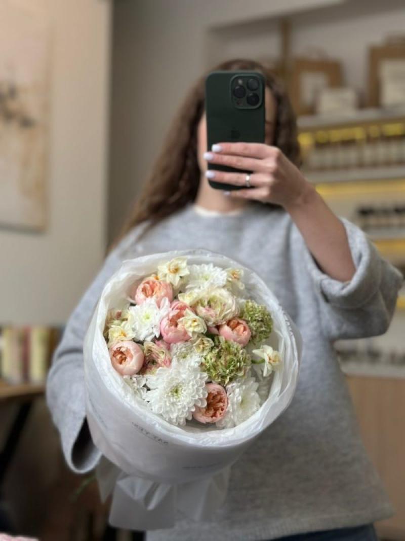 Букет с розой, ранункулюсами и нарциссами
