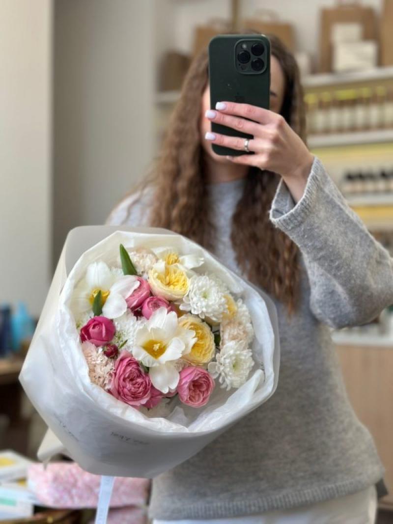 Букет с белыми тюльпанами и кустовой розой Сильва