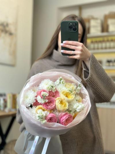 Букет с кустовыми розами и ароматной маттиолой Букет с кустовыми розами и ароматной маттиолой