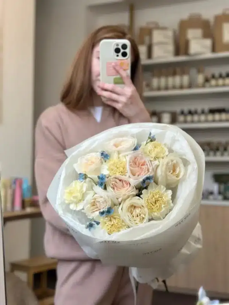 Букет с нежными розами, диантусами и незабудками