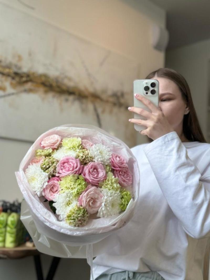 Букет в розово-зеленых оттенках с ранункулюсами