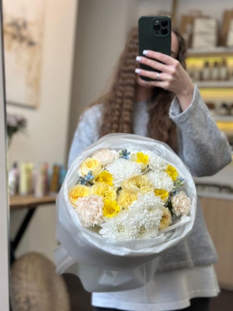 Составной букет с нарциссами и незабудками