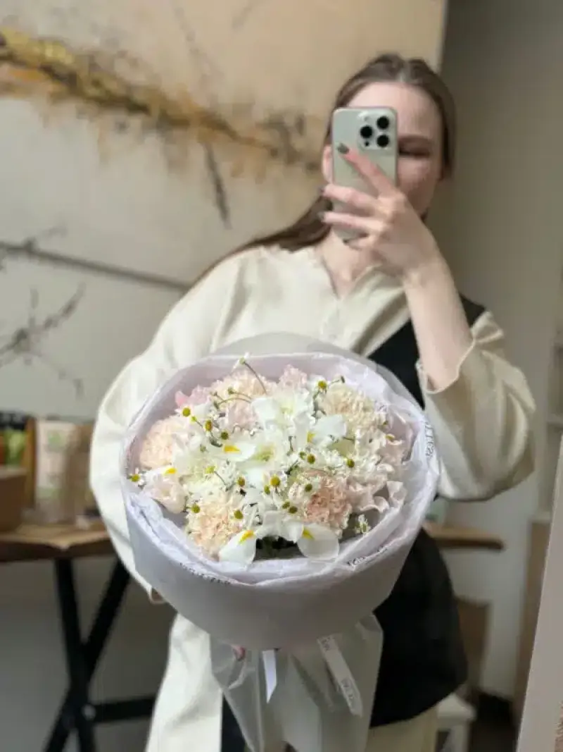 Букет с нежными ирисами, тюльпанами и ромашкой