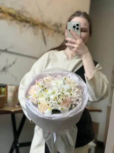 Букет с нежными ирисами, тюльпанами и ромашкой