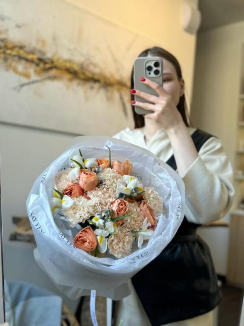 Составной букет с оранжевой розой, ирисами, незабудкой