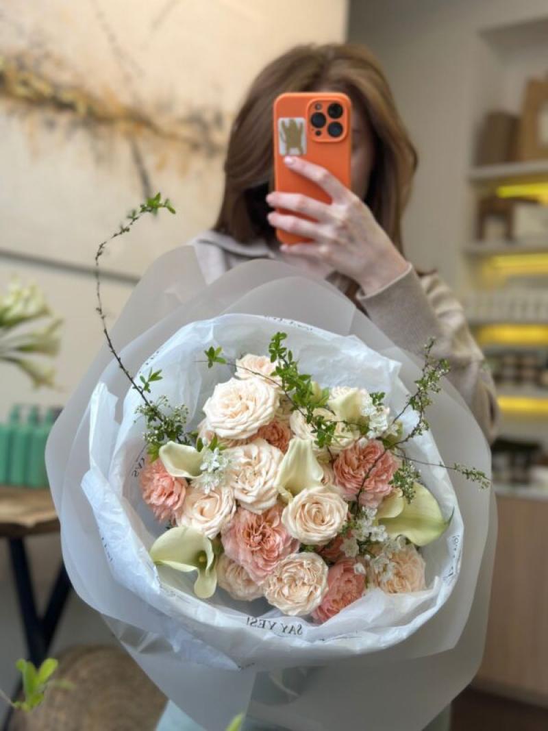 Букет с цветущими ветками спиреи, нежными каллами, кустовой розой и аллиумом