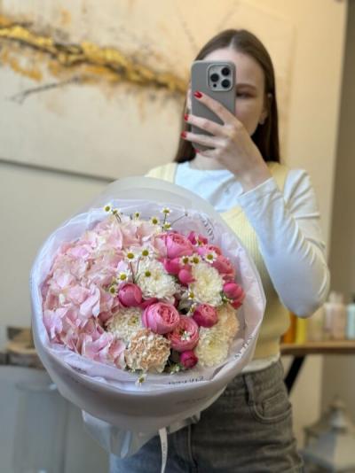 Нежный букет с гортензией, кустовой розой Сильва и ромашкой Нежный букет с гортензией, кустовой розой Сильва и ромашкой