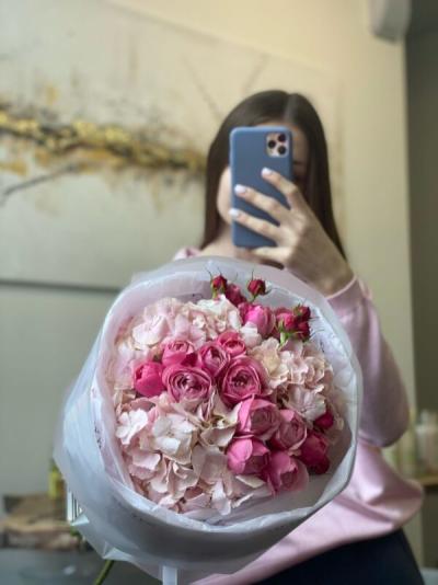 Нежный букет с гортензиями и кустовой пионовидной розой Нежный букет с гортензиями и кустовой пионовидной розой