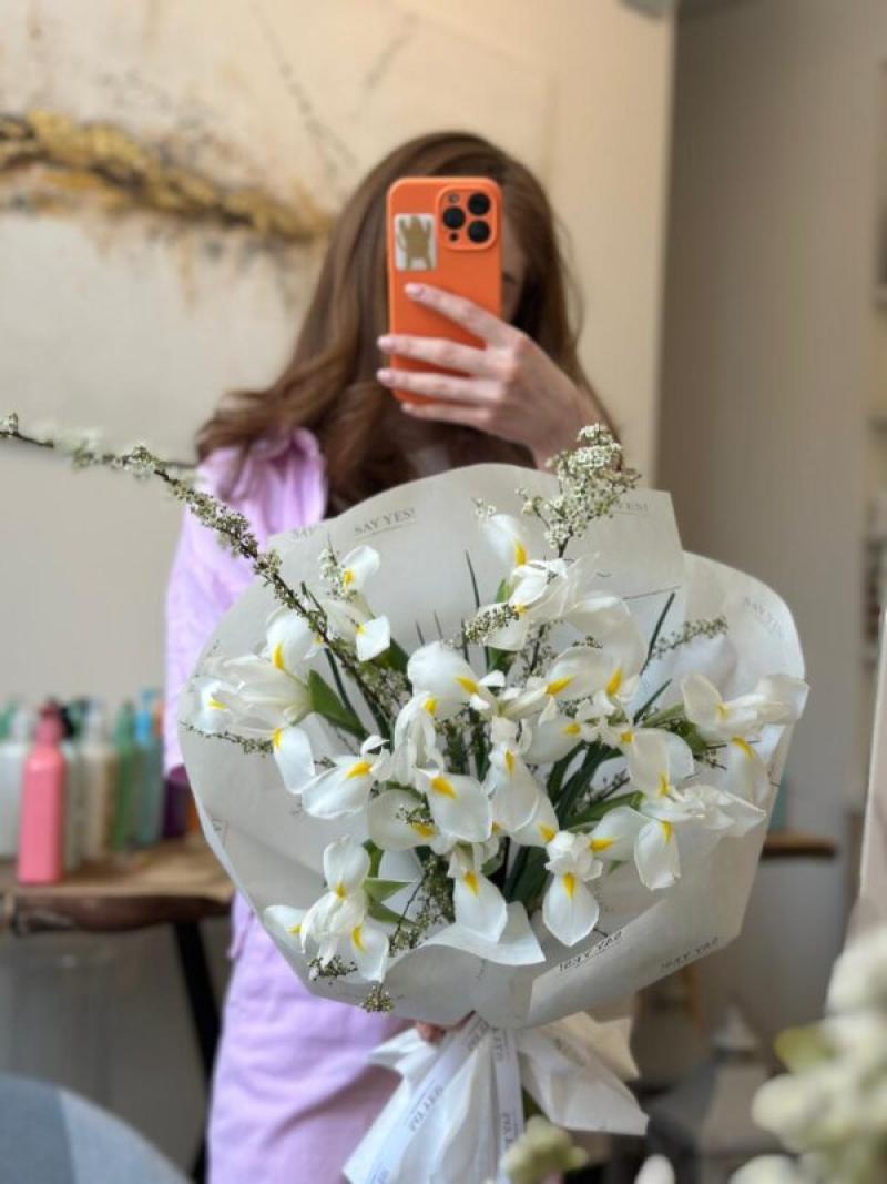 Букет нежных ирисов и цветущих веточек спиреи