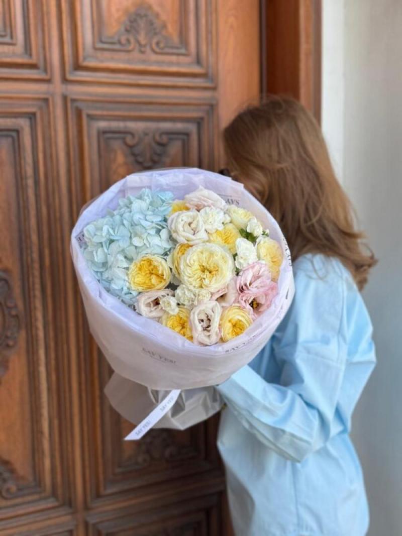 Букет с голубой гортензией, эустомой и кустовыми розами