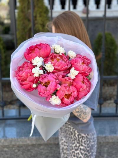 Букет с пионами и кустовыми диантусами Букет с пионами и кустовыми диантусами