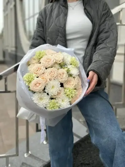 Букет с пионовидными розами, хризантемой и акцентными диантусами в лаймовом оттенке Букет с пионовидными розами, хризантемой и акцентными диантусами в лаймовом оттенке