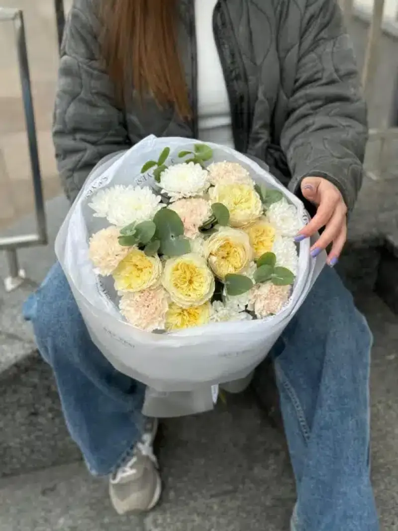 Букет с лимонной розой, эвкалиптом и другими цветами