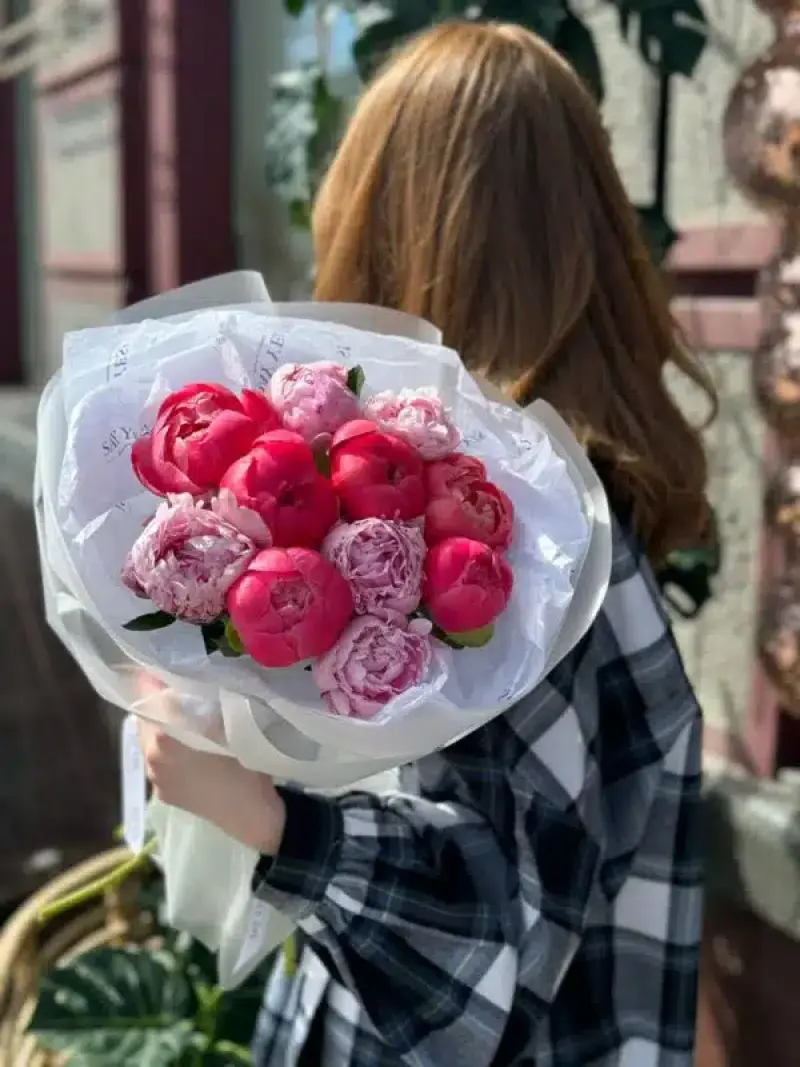 Яркий букет из микса пионов