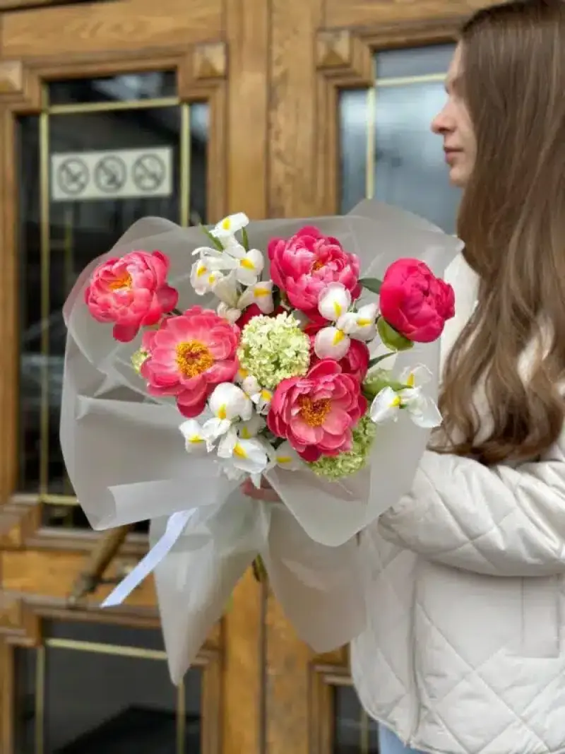 Букет с яркими пионами, солнечными ирисами и вибурнумом