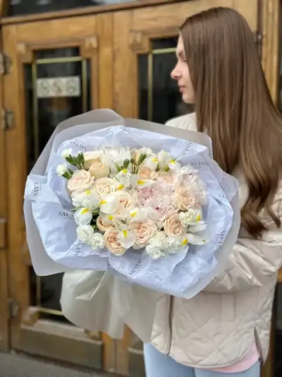 Букет с пионами в нежно-розовом оттенке, пионовидной розой, кустовыми диантусами и ирисами Букет с пионами в нежно-розовом оттенке, пионовидной розой, кустовыми диантусами и ирисами